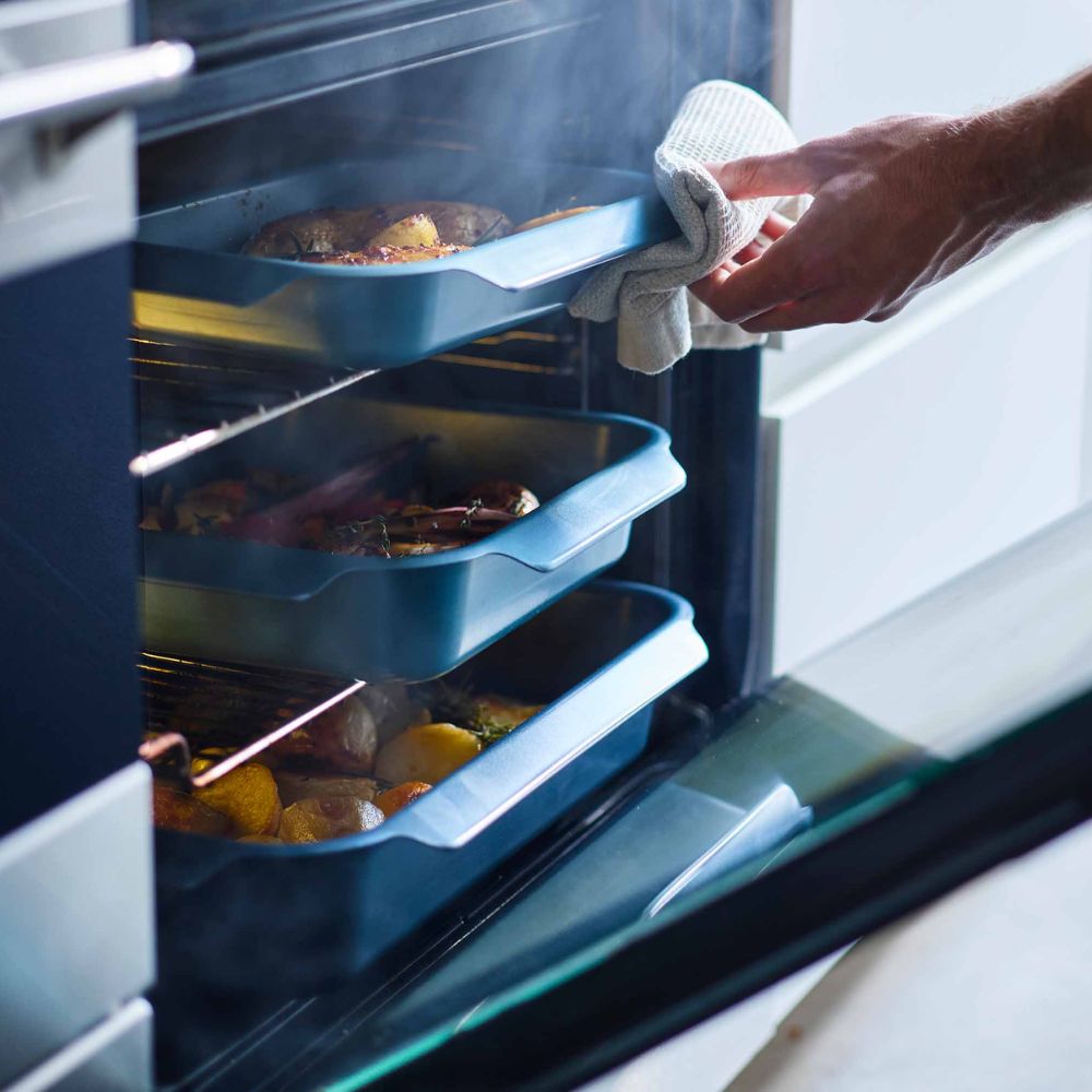 Joseph Joseph Nest Oven medium roasting tray blue – view 3