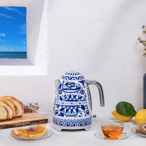Smeg Dolce & Gabbana Kettle Blu Mediterraneo 1.7L Retro 2400W KLF03DGBEU New