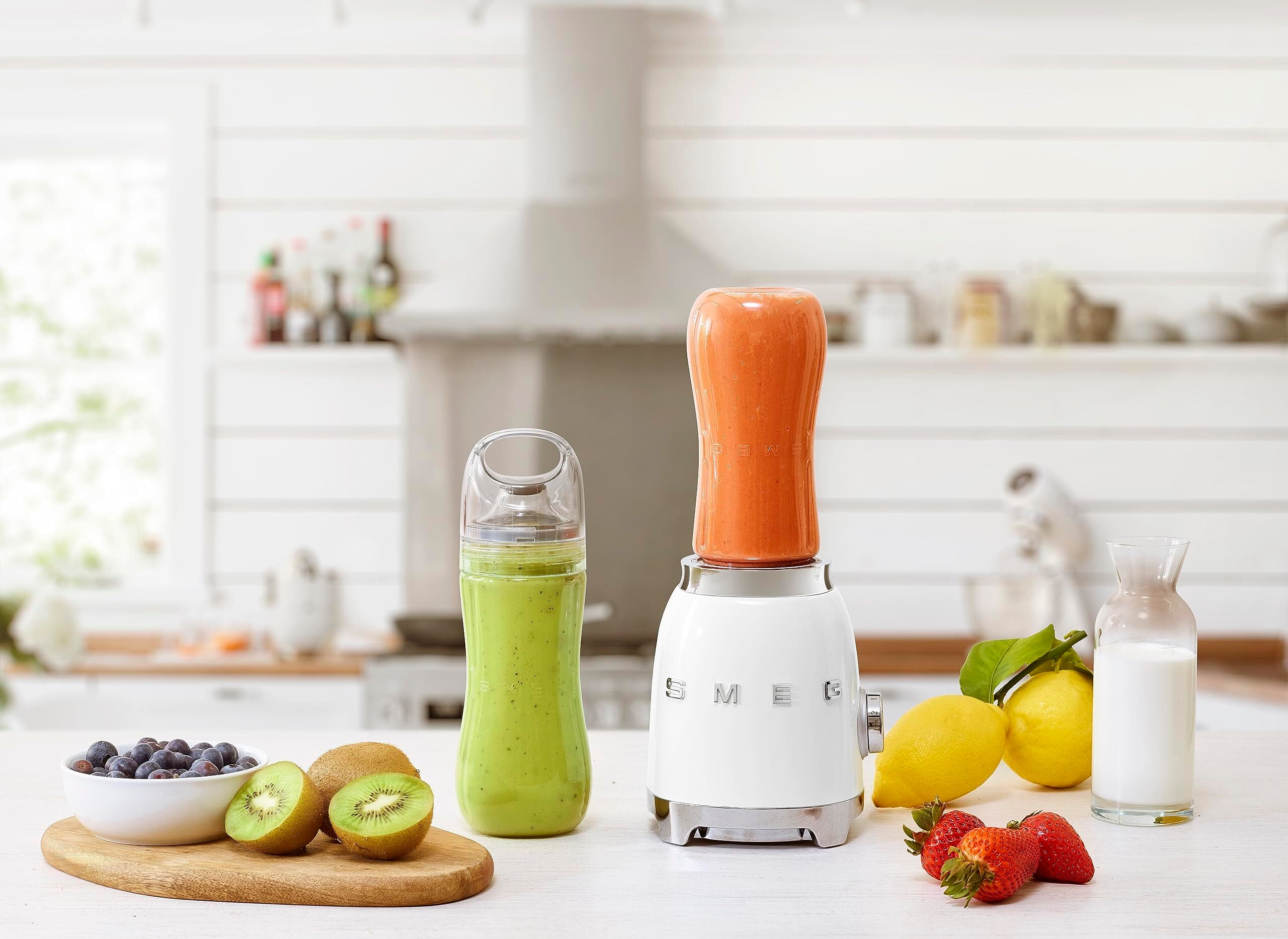 Smeg PBF01 Personal Blender 600ml Bottle-To-Go 300W Retro 50s Style White
