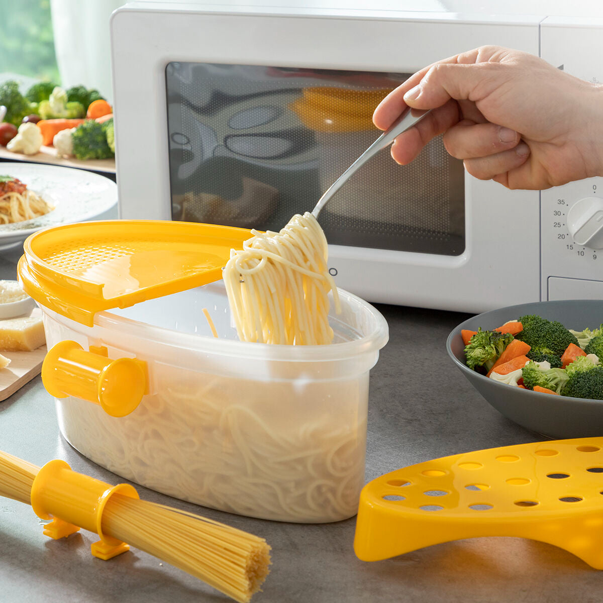 InnovaGoods 4-in-1 Microwave Pasta Cooker with Accessories and Recipes