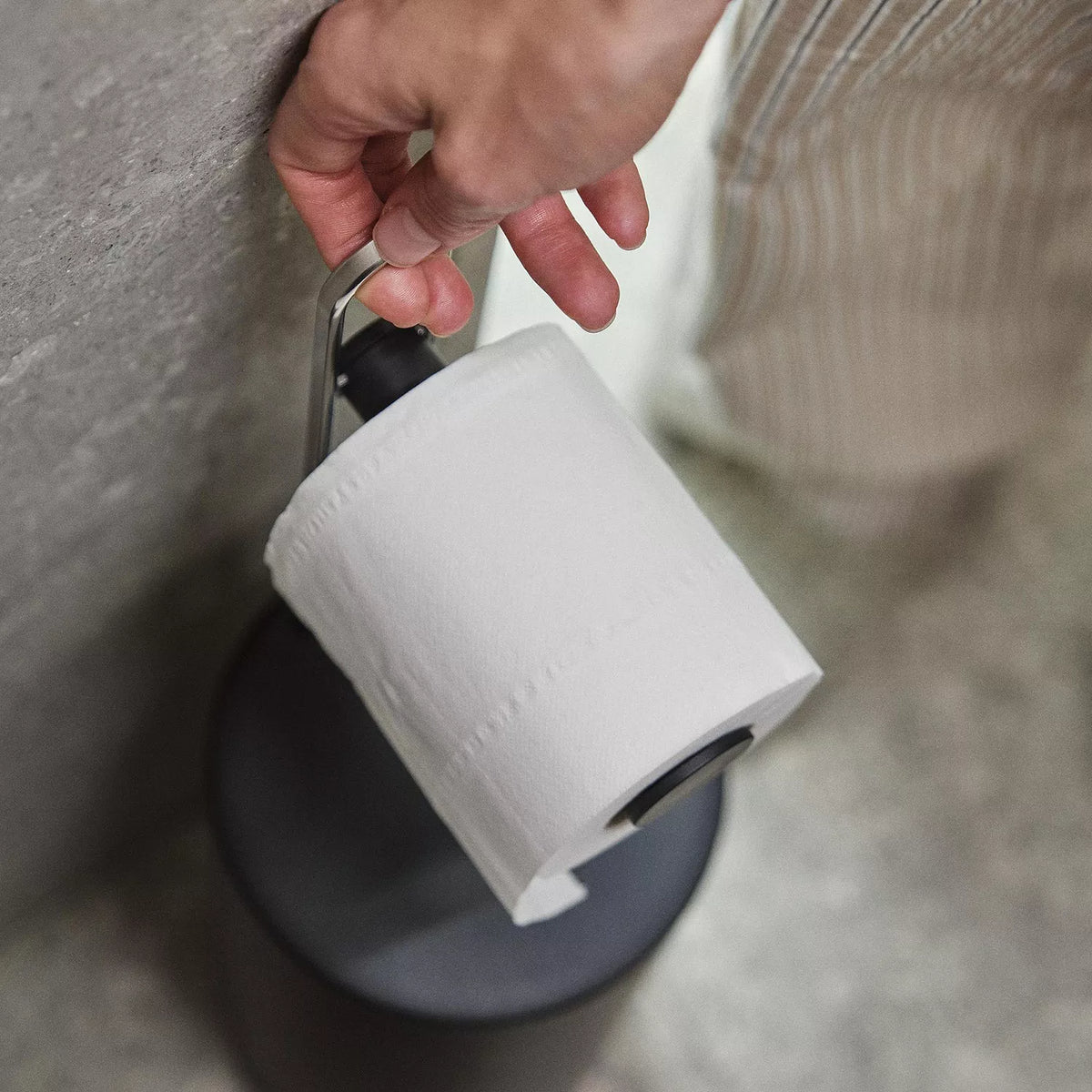 Joseph Joseph EasyStore toilet roll holder black – view 3