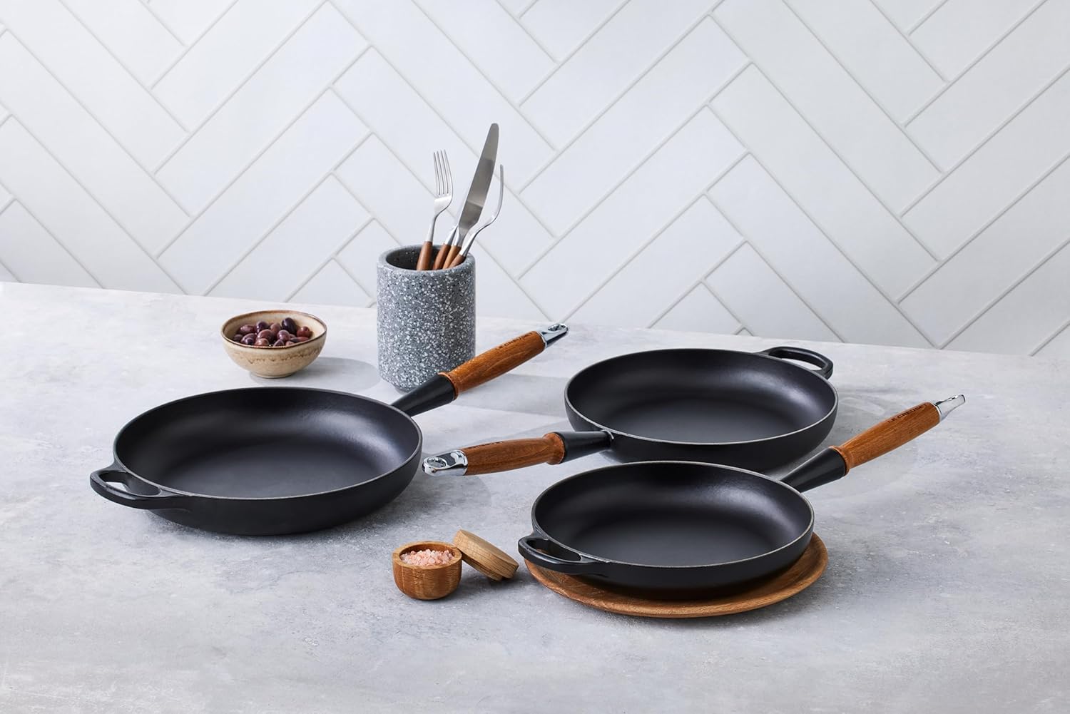 Le Creuset Signature Cast Iron Frying Pan With Wooden Black 26Cm