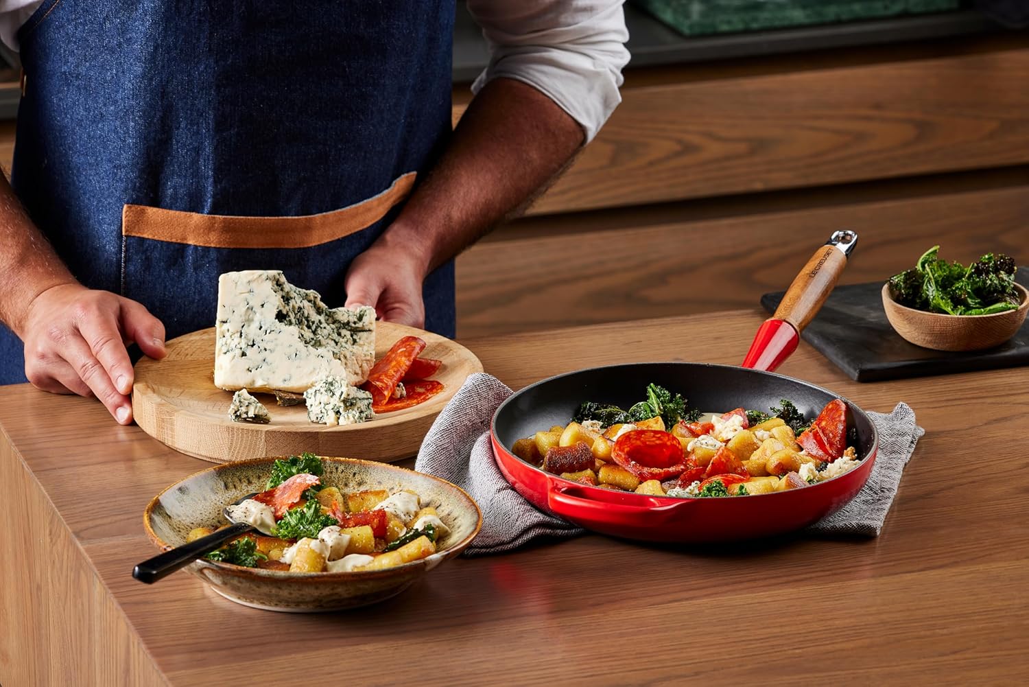 Le Creuset Signature Cast Iron Frying Pan With Wooden Red 26Cm