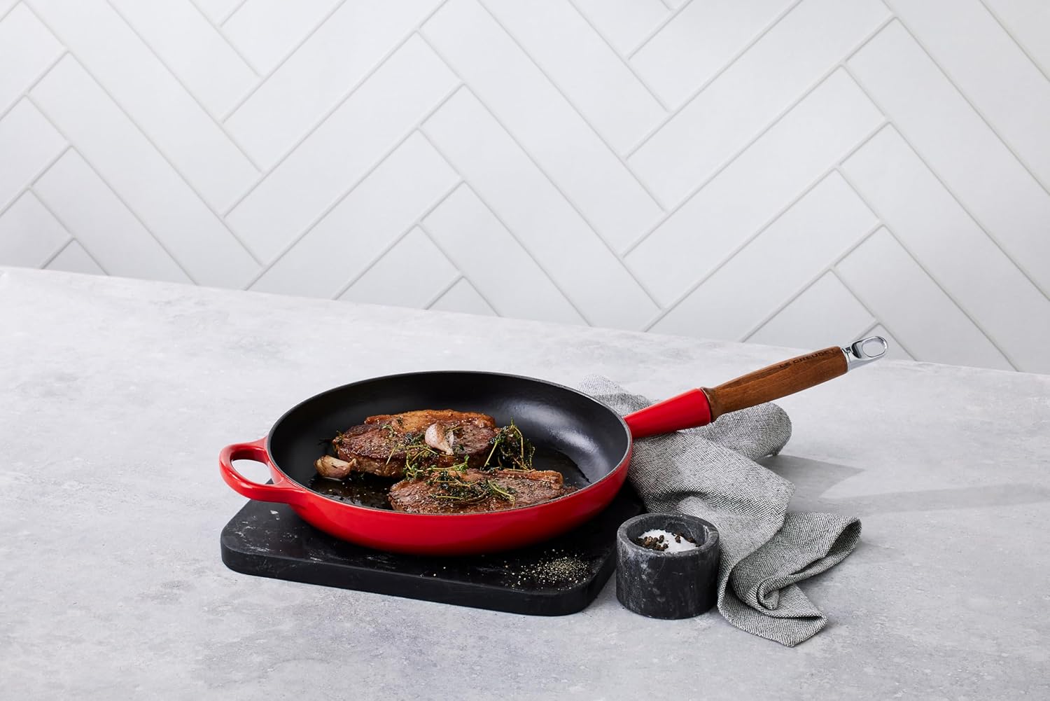 Le Creuset Signature Cast Iron Frying Pan With Wooden Red 26Cm